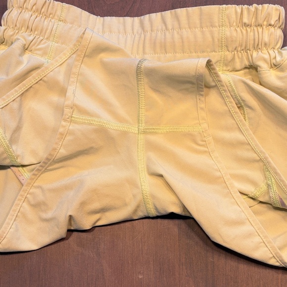 Lululemon Hotty Hot 2.5” Yellow Shorts - Picture 4 of 4